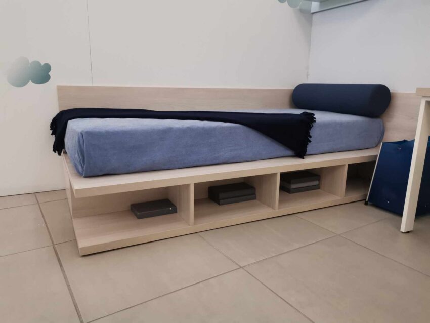 letto in legno con librerie